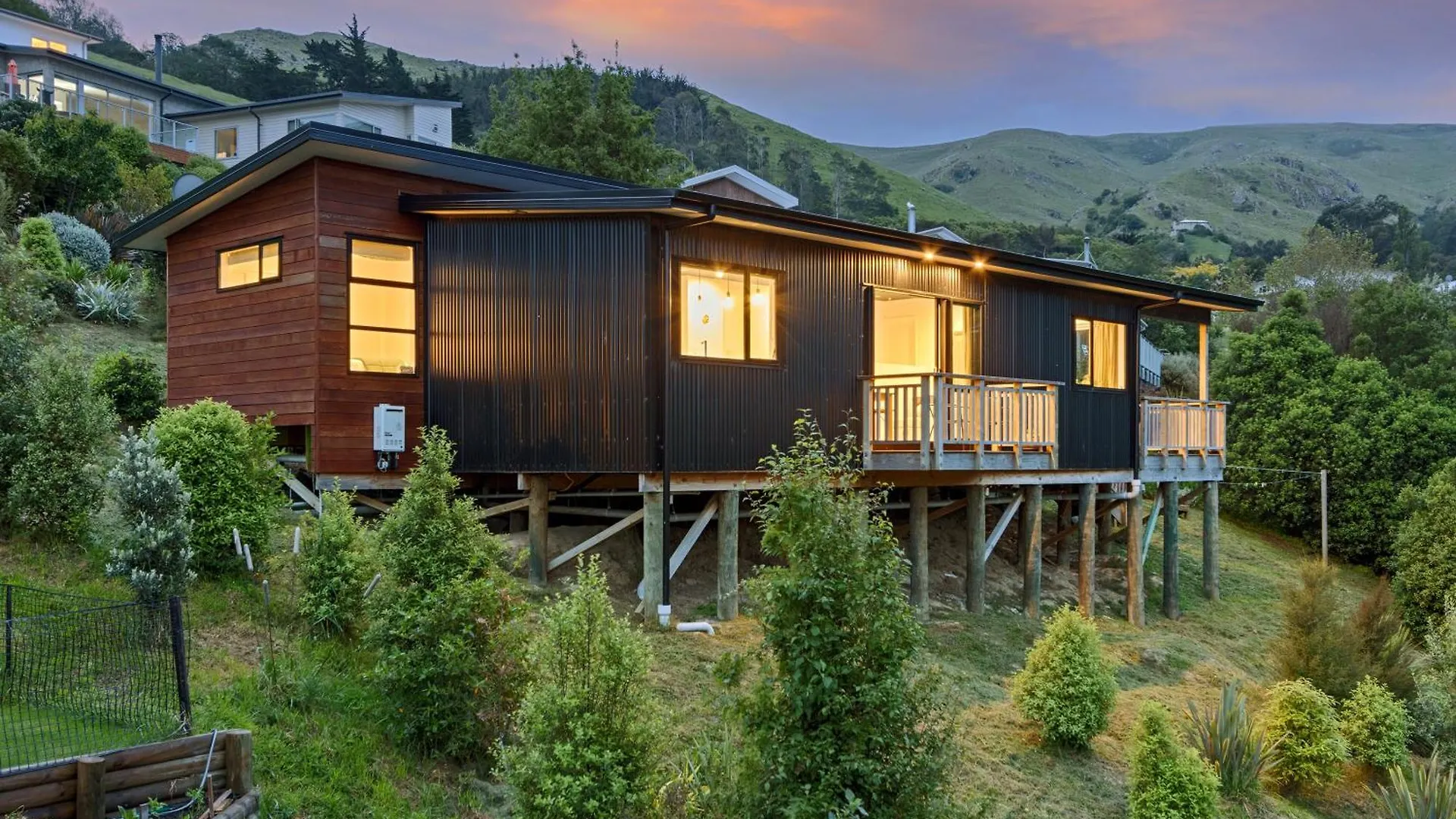 Panoramic Views From Spacious New Beach House Christchurch