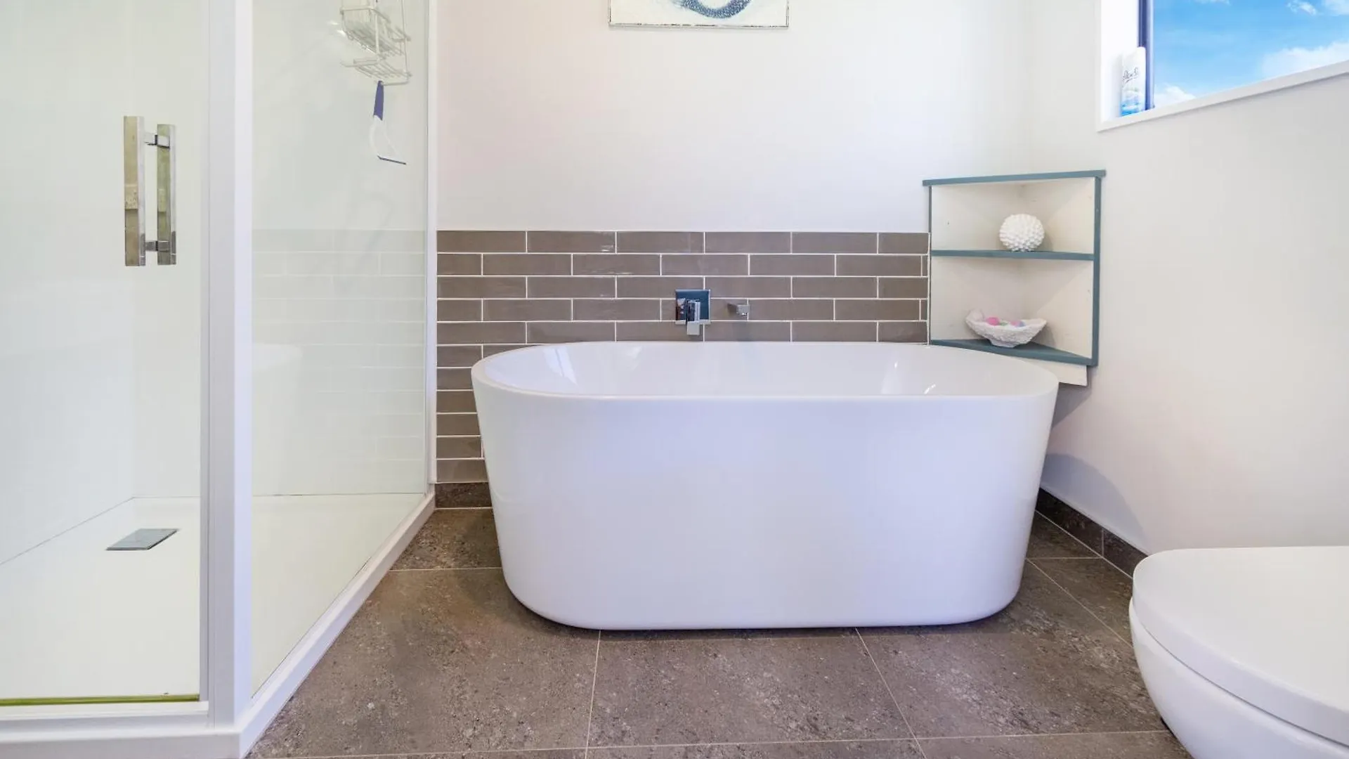 Panoramic Views From Spacious New Beach House Christchurch