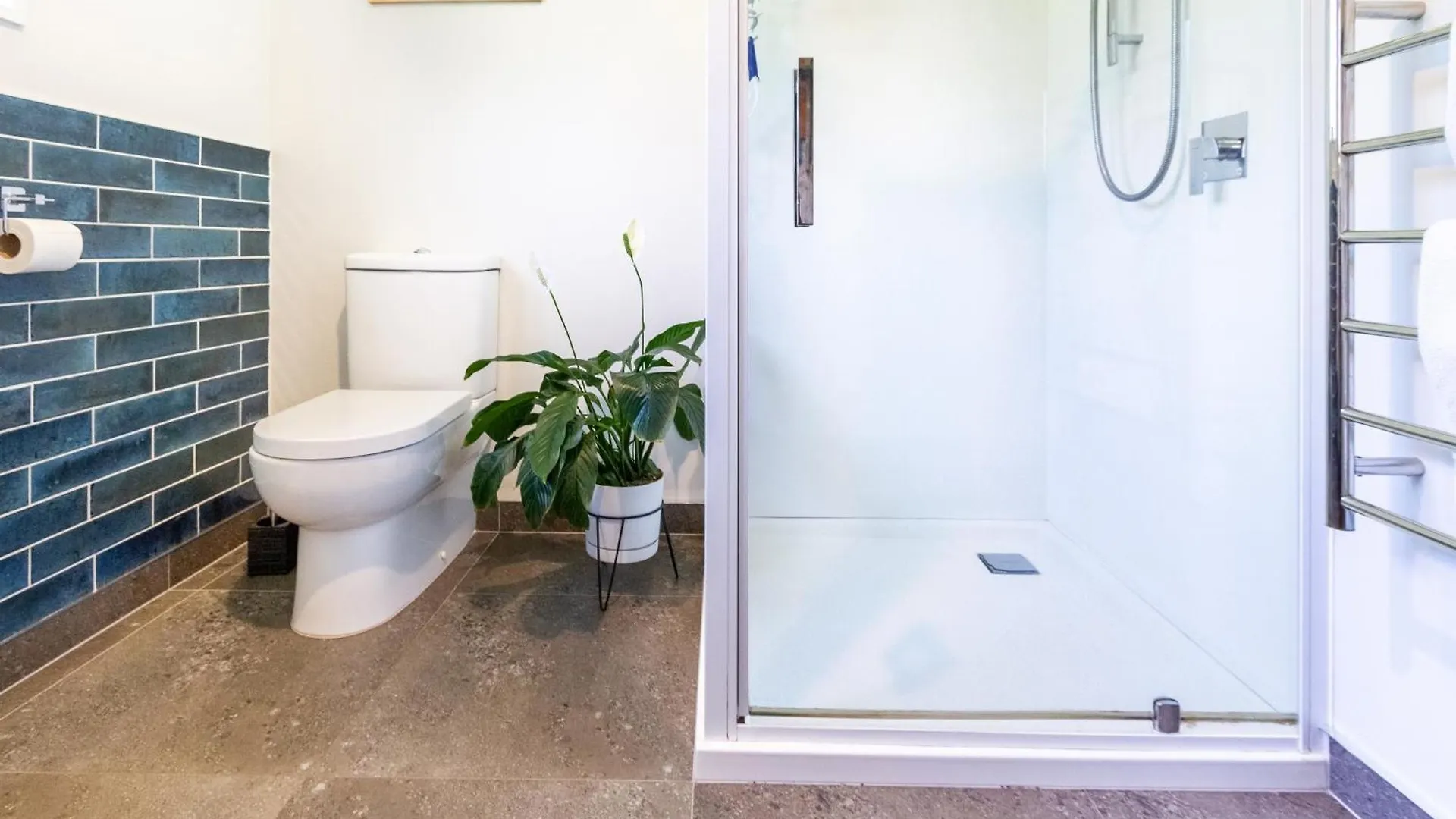 Panoramic Views From Spacious New Beach House Christchurch Holiday home