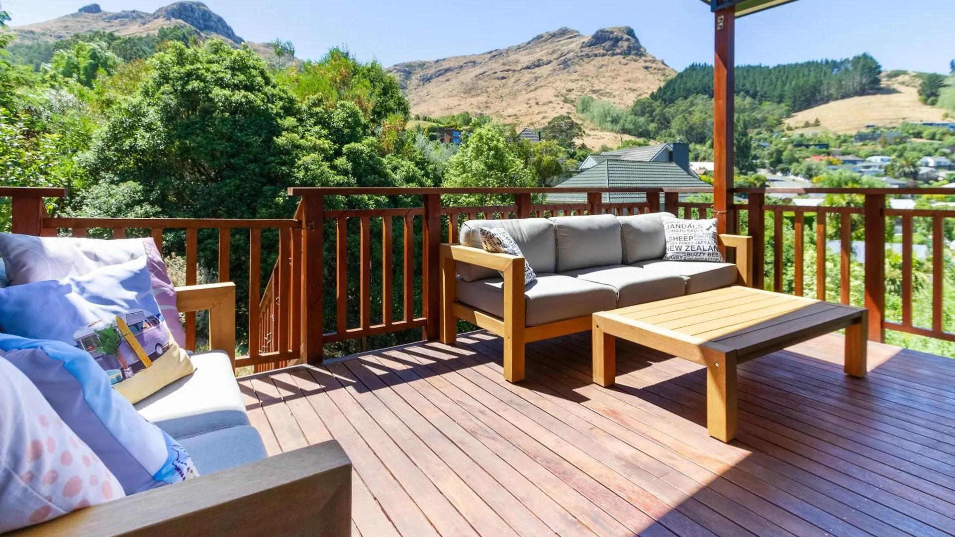Panoramic Views From Spacious New Beach House Christchurch